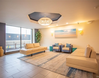 100 W Broadway - Photo Thumbnail 3