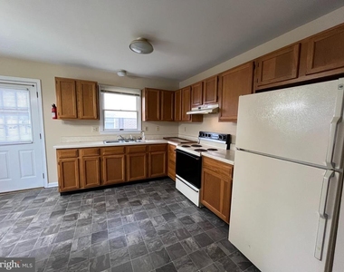 704a Thomas Ln - Photo Thumbnail 3
