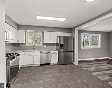 2344 Fernwood Avenue - Photo Thumbnail 8