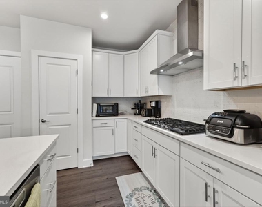 102 Saint Ives Place - Photo Thumbnail 5