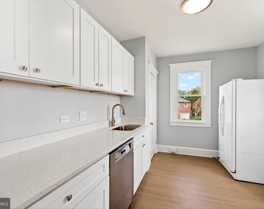 29 Elm Avenue W - Photo Thumbnail 2