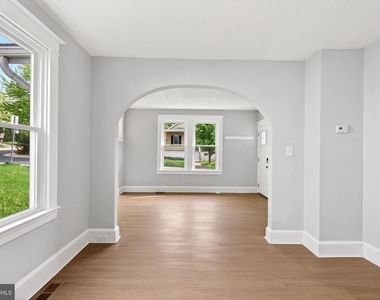 29 Elm Avenue W - Photo Thumbnail 10