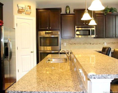 1437 Vergeland Drive - Photo Thumbnail 9