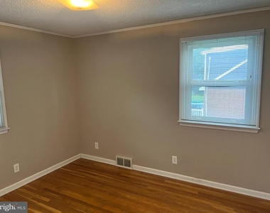2621 Darby Drive - Photo Thumbnail 8