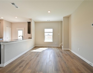 252 Mount Vernon Way - Photo Thumbnail 6