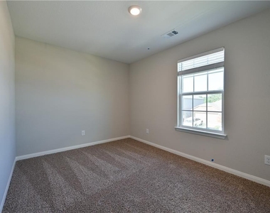 252 Mount Vernon Way - Photo Thumbnail 16