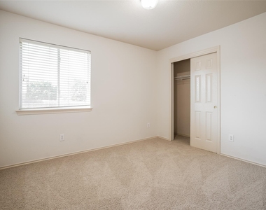 813 Middle Brook Dr - Photo Thumbnail 6