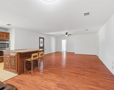 206 Oscar St - Photo Thumbnail 3