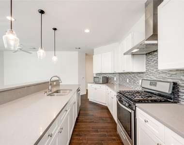 908 Nueces St - Photo Thumbnail 6