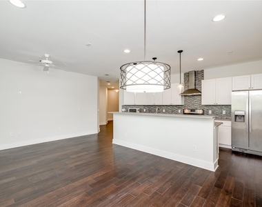 908 Nueces St - Photo Thumbnail 3