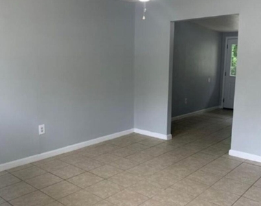 1013 Hackberry St - Photo Thumbnail 2