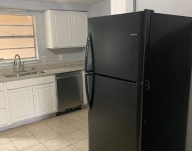 1013 Hackberry St - Photo Thumbnail 1