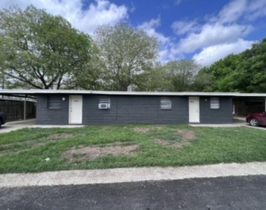 1013 Hackberry St - Photo Thumbnail 8