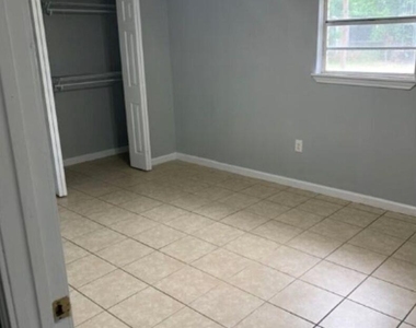 1013 Hackberry St - Photo Thumbnail 4