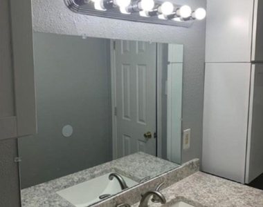 1013 Hackberry St - Photo Thumbnail 7