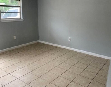 1013 Hackberry St - Photo Thumbnail 3