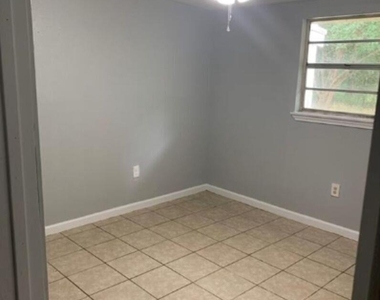 1013 Hackberry St - Photo Thumbnail 5