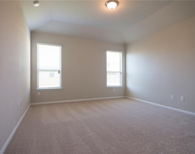 641 Schefer St - Photo Thumbnail 9