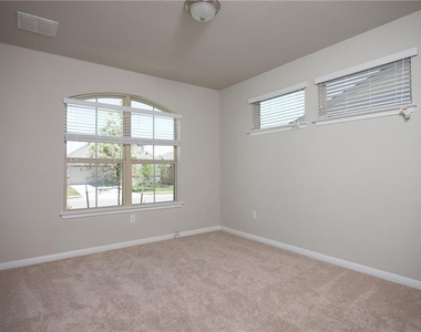 641 Schefer St - Photo Thumbnail 14