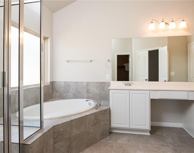 641 Schefer St - Photo Thumbnail 8