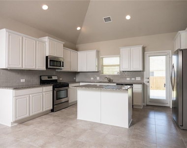 641 Schefer St - Photo Thumbnail 4