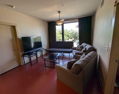 3016 Guadalupe St - Photo Thumbnail 4