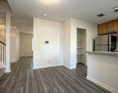 101 S Mockingbird Cir - Photo Thumbnail 2