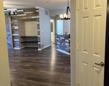 8539 Gate Parkway W - Photo Thumbnail 2