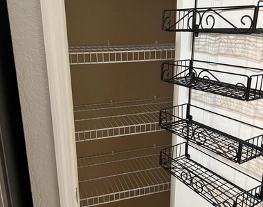 8539 Gate Parkway W - Photo Thumbnail 11