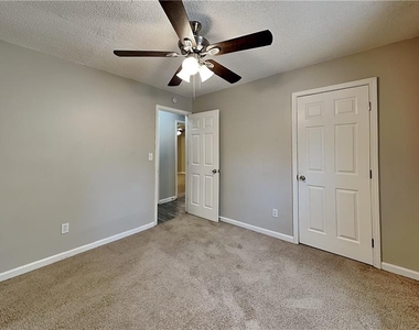 4956 W Ridge Drive - Photo Thumbnail 9