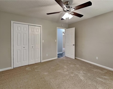 4956 W Ridge Drive - Photo Thumbnail 5