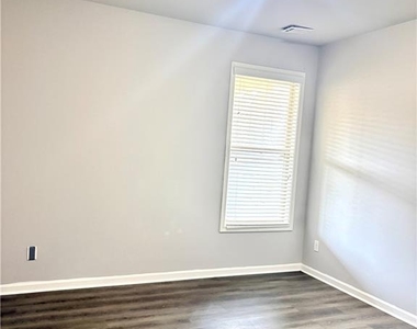 2418 Ivy Meadow Lane - Photo Thumbnail 5