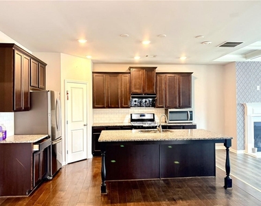 2418 Ivy Meadow Lane - Photo Thumbnail 7