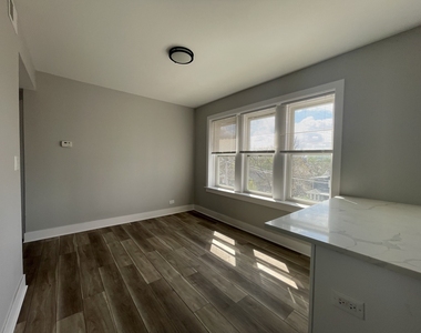 722 N Austin Boulevard - Photo Thumbnail 3