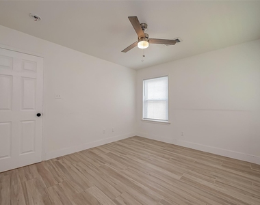 915 Adele Street - Photo Thumbnail 3