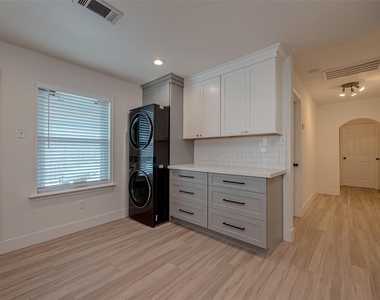 915 Adele Street - Photo Thumbnail 1