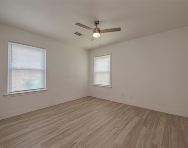 915 Adele Street - Photo Thumbnail 2