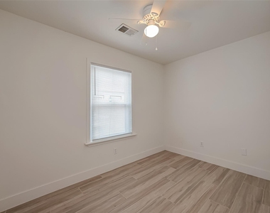 915 Adele Street - Photo Thumbnail 7