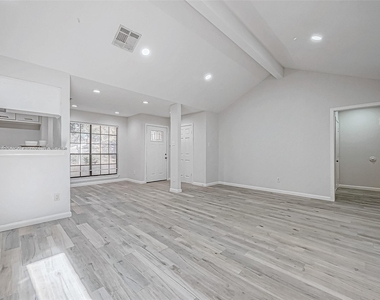 4907 Fox Hollow Boulevard - Photo Thumbnail 3