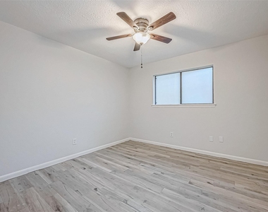 4907 Fox Hollow Boulevard - Photo Thumbnail 7