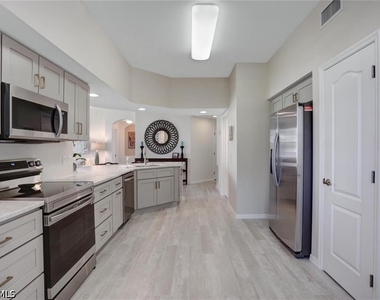 9030 Las Maderas Drive - Photo Thumbnail 10