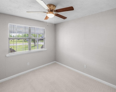 16766 Lake Circle - Photo Thumbnail 14