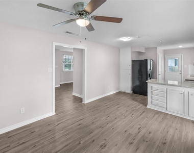 16766 Lake Circle - Photo Thumbnail 7