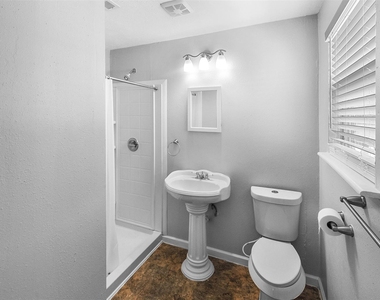 16766 Lake Circle - Photo Thumbnail 13