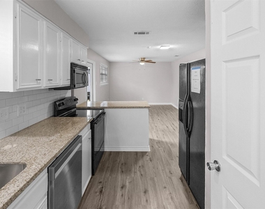 16766 Lake Circle - Photo Thumbnail 9