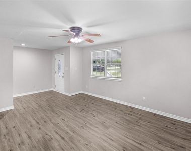 16766 Lake Circle - Photo Thumbnail 4