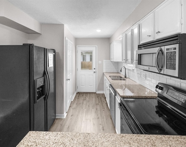 16766 Lake Circle - Photo Thumbnail 8