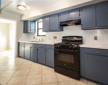 10902 Mosscrest Drive - Photo Thumbnail 7