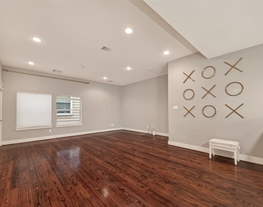 1510 Crockett Street - Photo Thumbnail 4