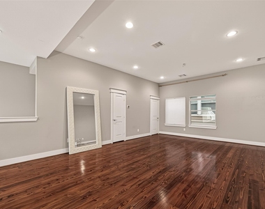 1510 Crockett Street - Photo Thumbnail 6